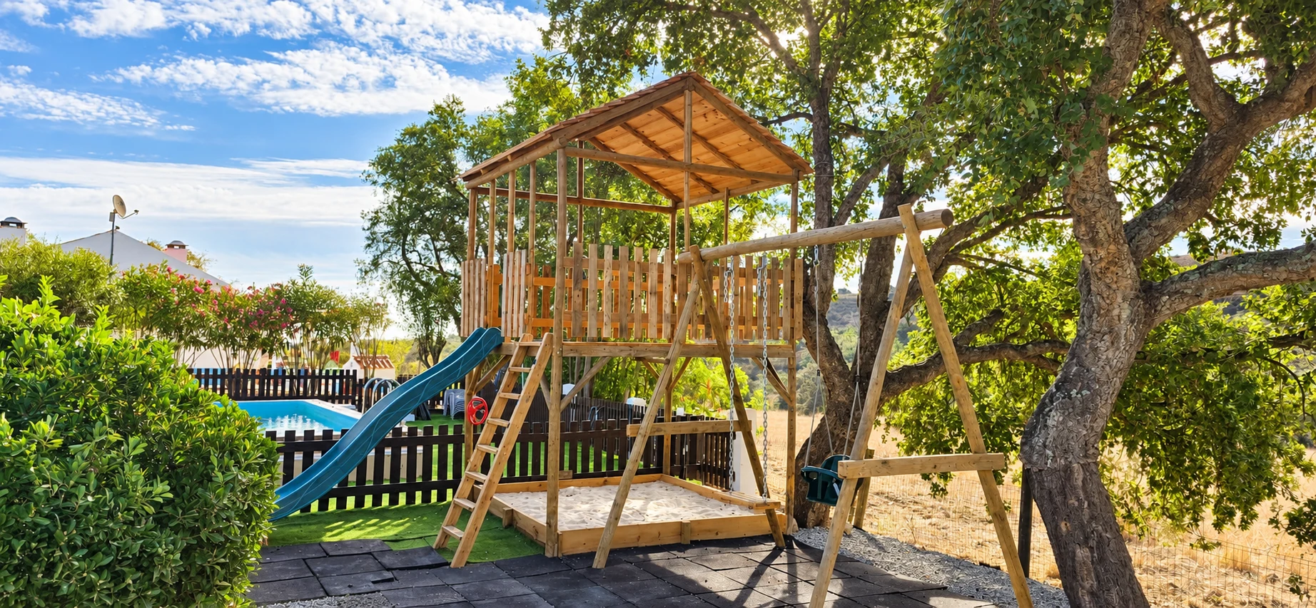 Parque infantil de madeira com escorrega