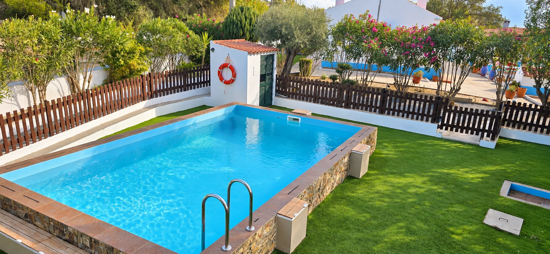 Piscina do Monte Novo da Vinha rodeada de jardim