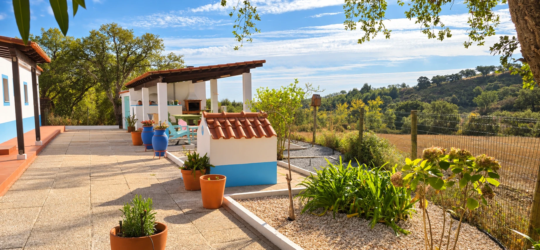 Jardim, caminhos e alpendre do Monte