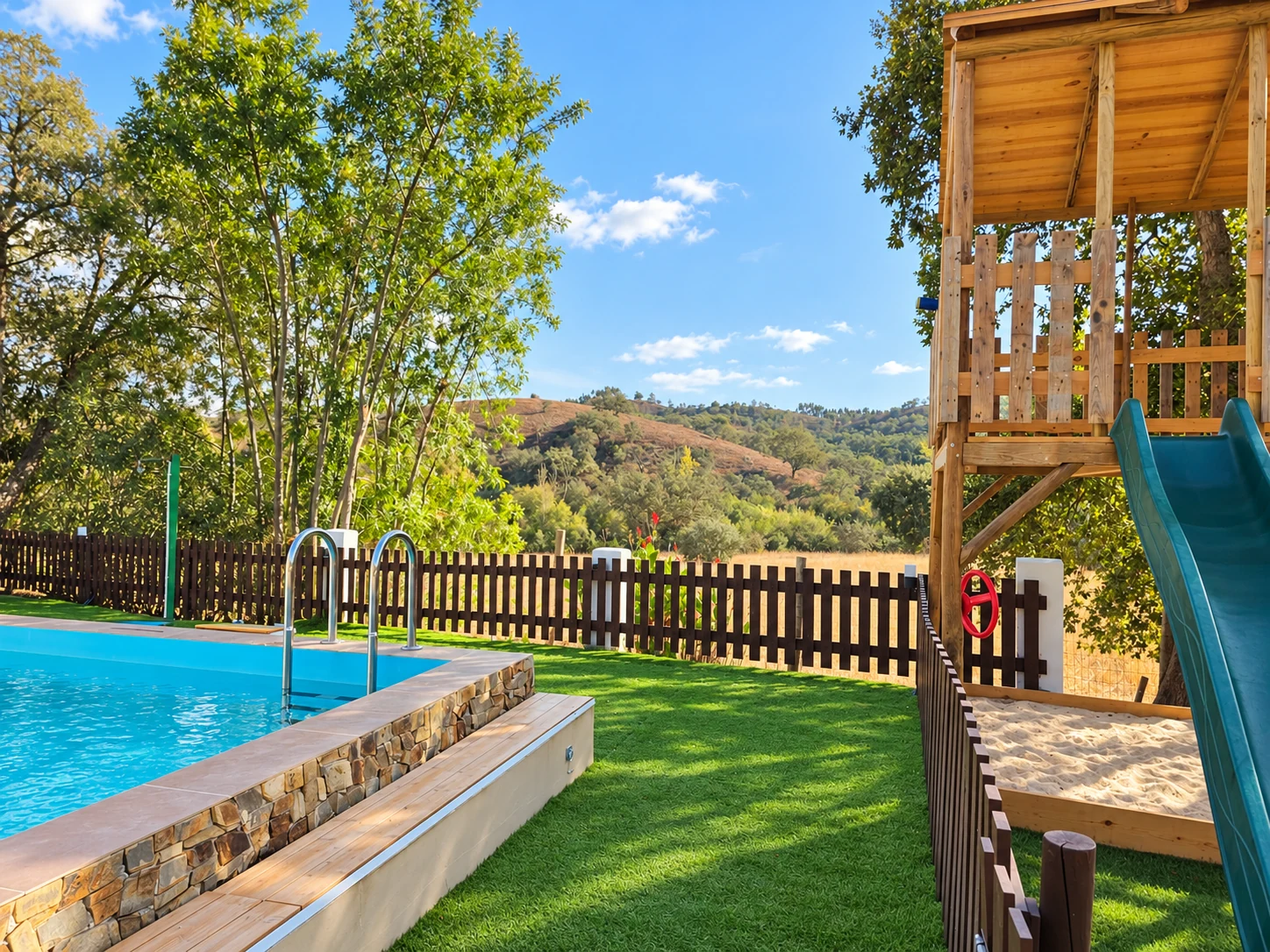 Piscina com espaço infantil e paisagem rural